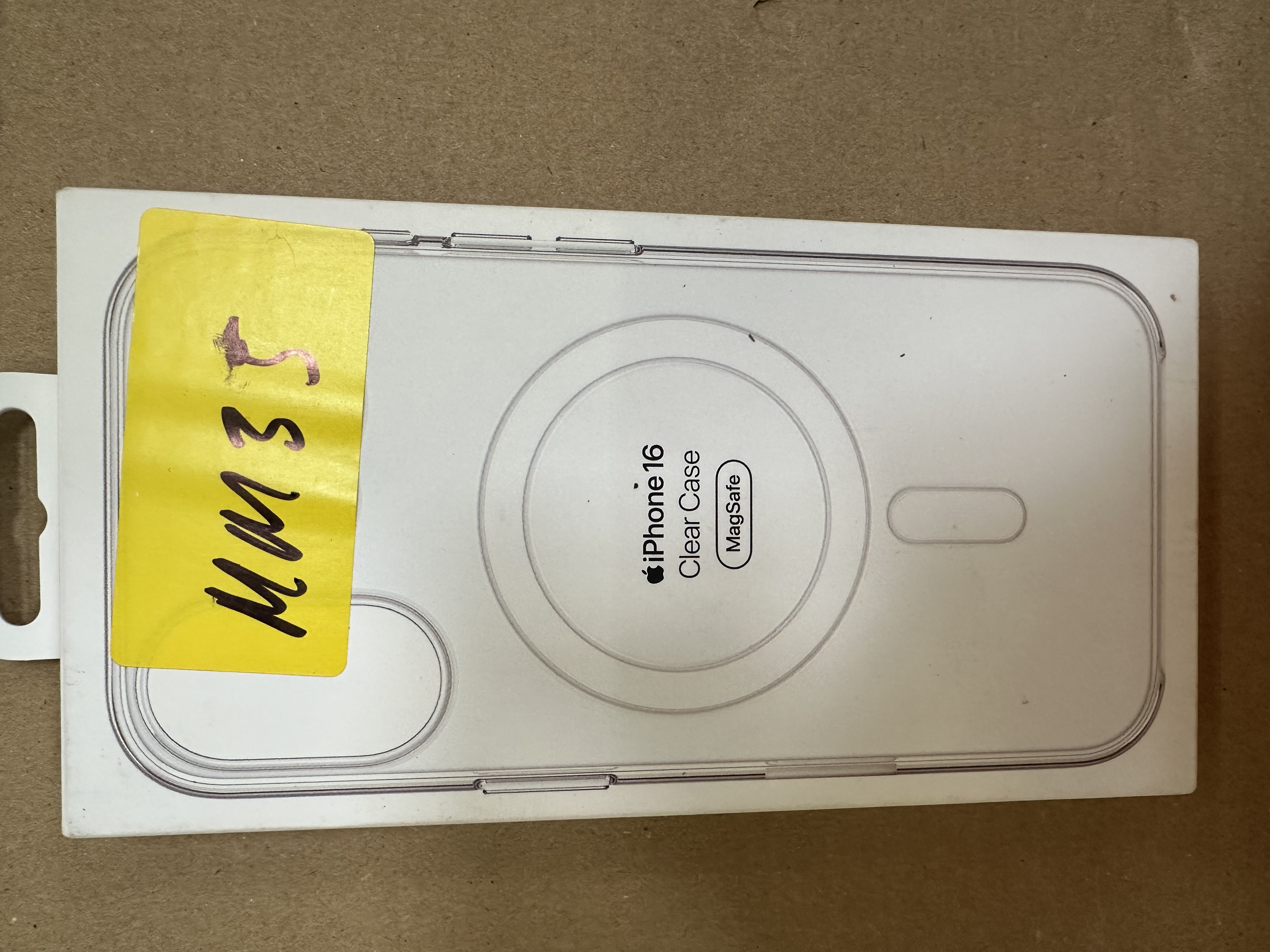 Przezroczyste etui na iPhone 16 w białym pudełku z żółtą naklejką z napisem MM3.