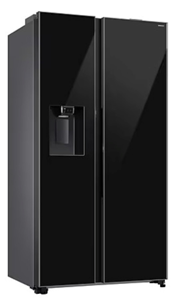 Czarna lodówka typu side-by-side. Ma dozownik wody i dwoje drzwi. Wykończenie jest błyszczące. Rama jest srebrna.