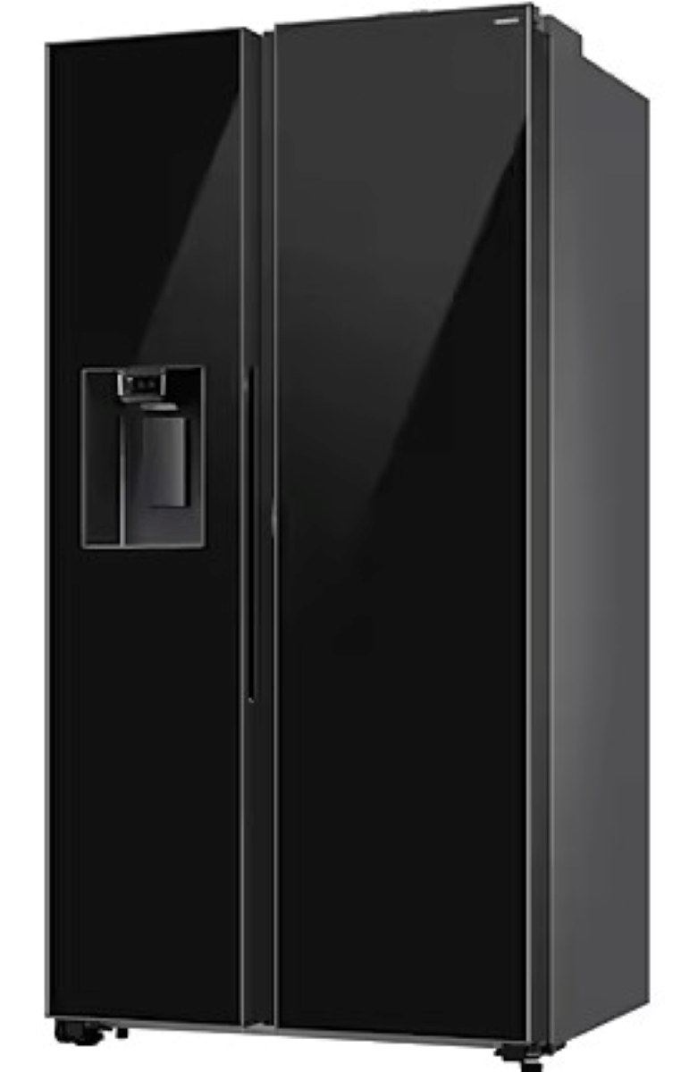 Czarna lodówka typu side-by-side z dozownikiem wody po lewej stronie.