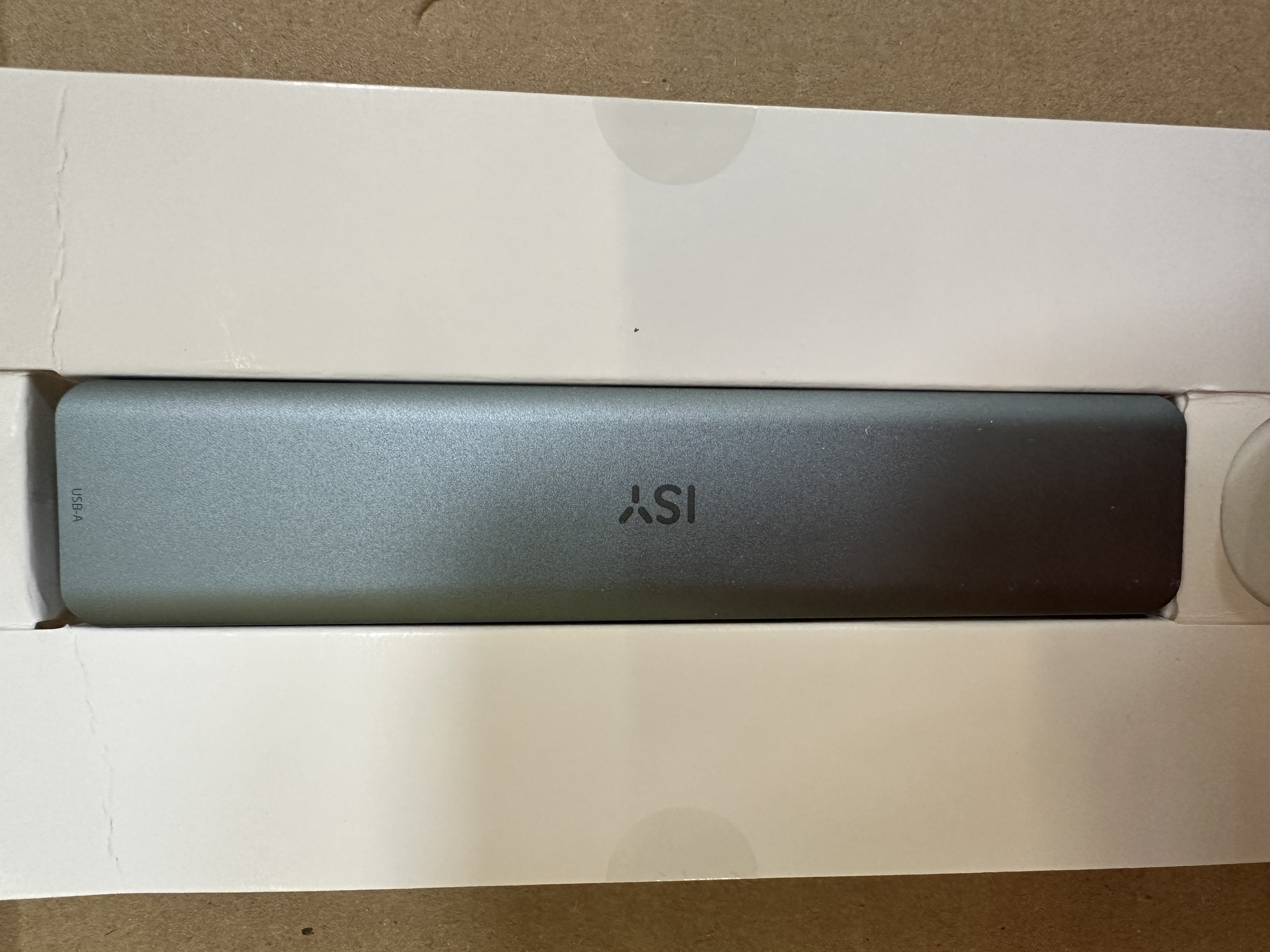 Srebrny hub USB-A ISY w białym pudełku.