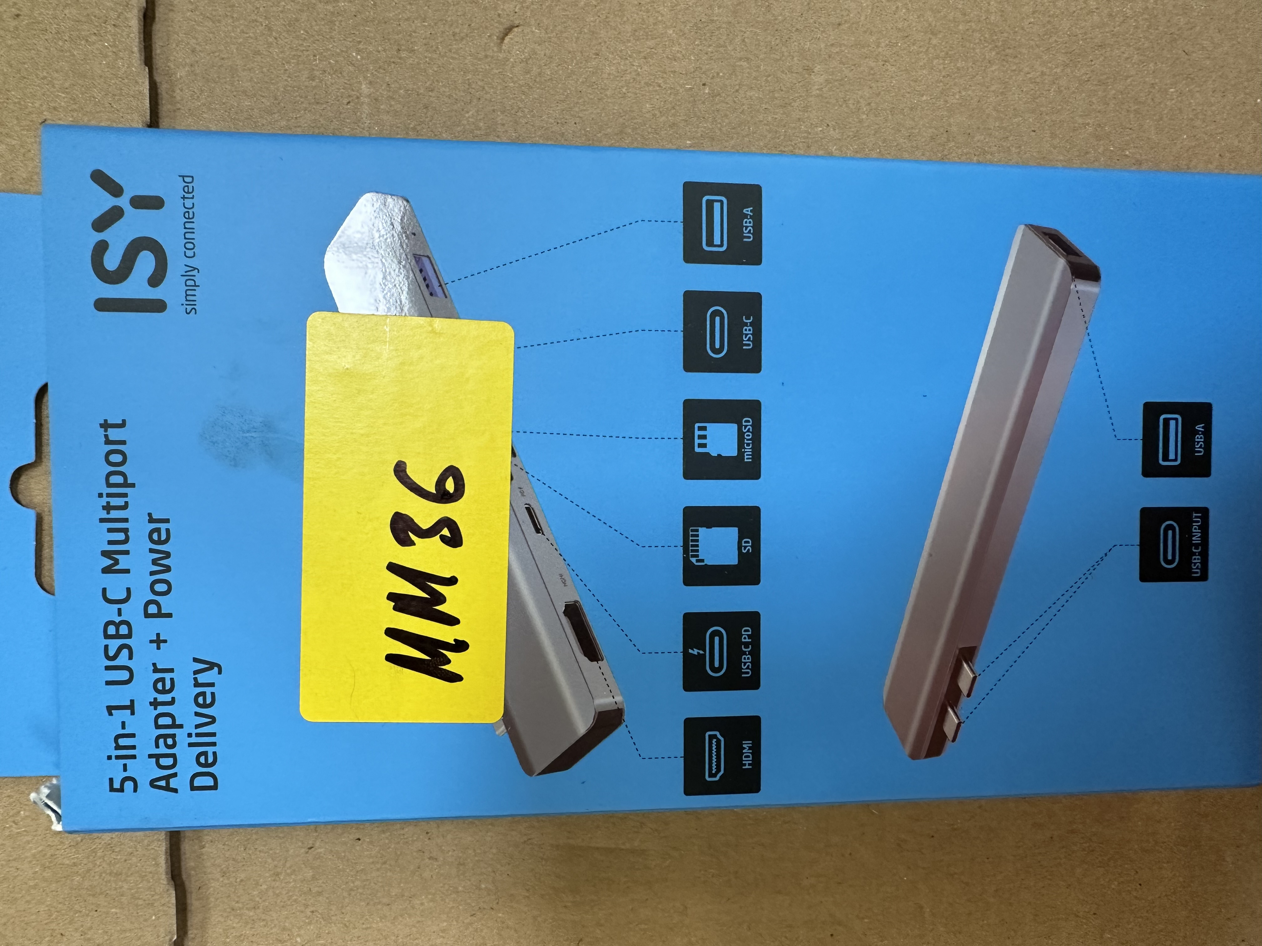 Niebieskie pudełko z adapterem multiport USB-C 5 w 1. Adapter jest szary.