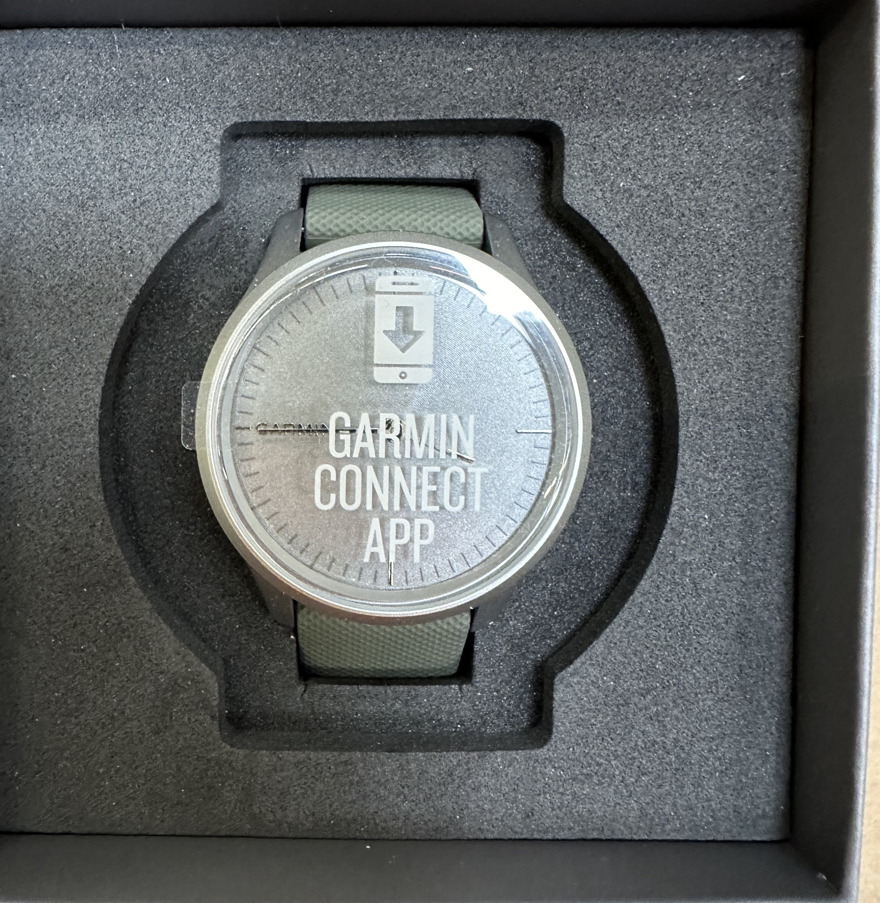 Zegarek Garmin w pudełku, pokazujący aplikację Garmin Connect.