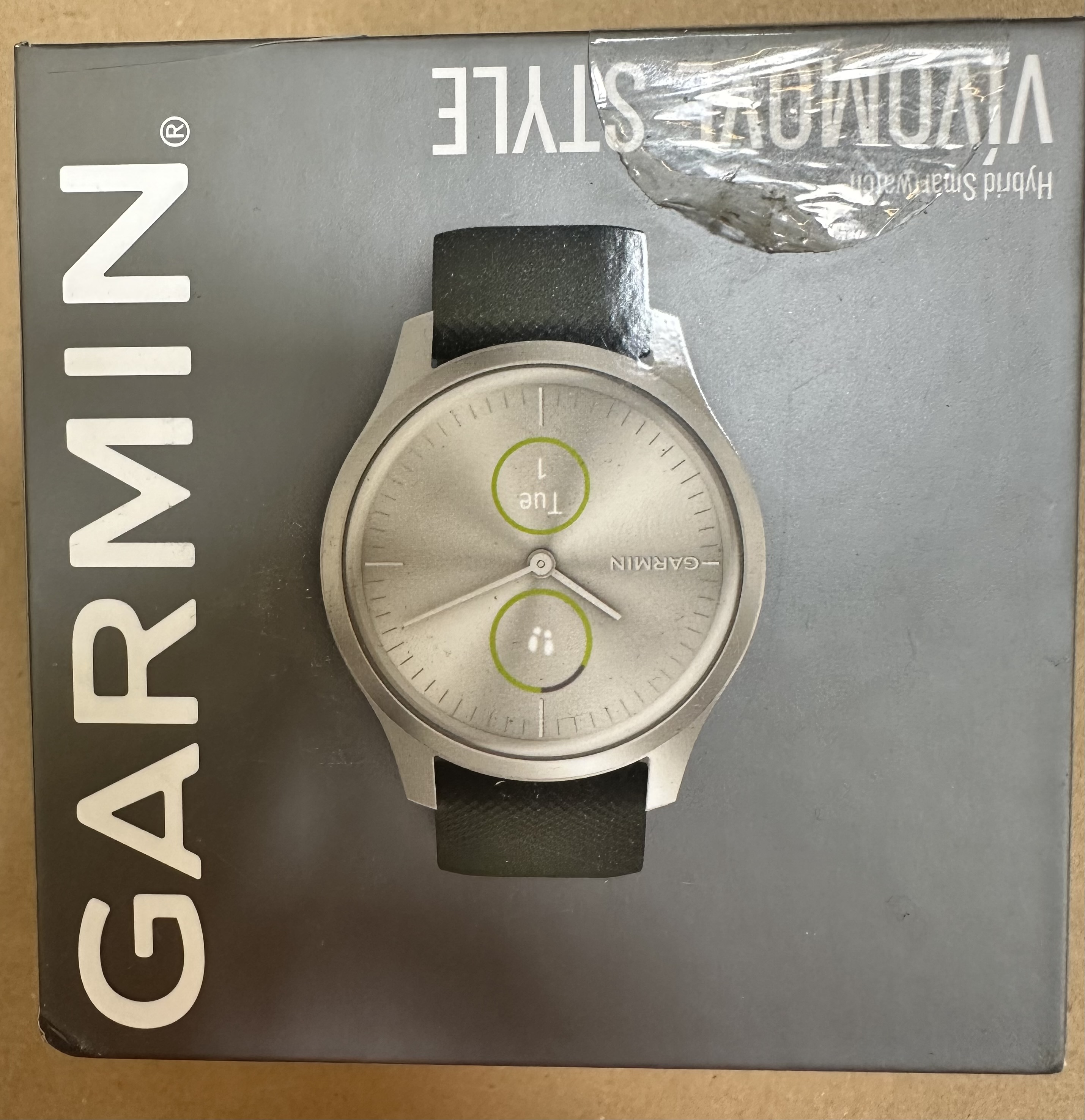 Zegarek Garmin na pudełku, pokazujący datę i godzinę.