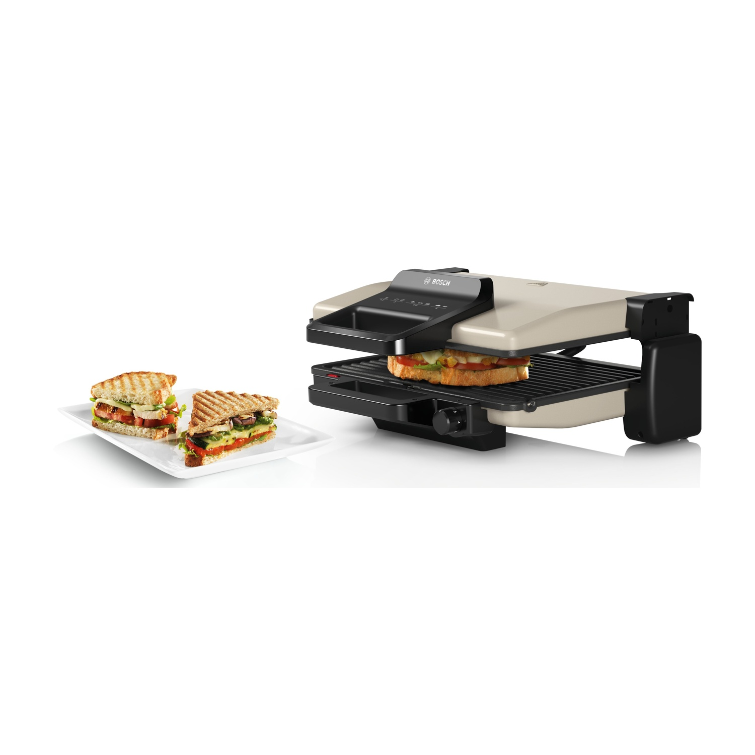 Griglia con panini, uno aperto, su un piatto bianco, con la griglia in azione.