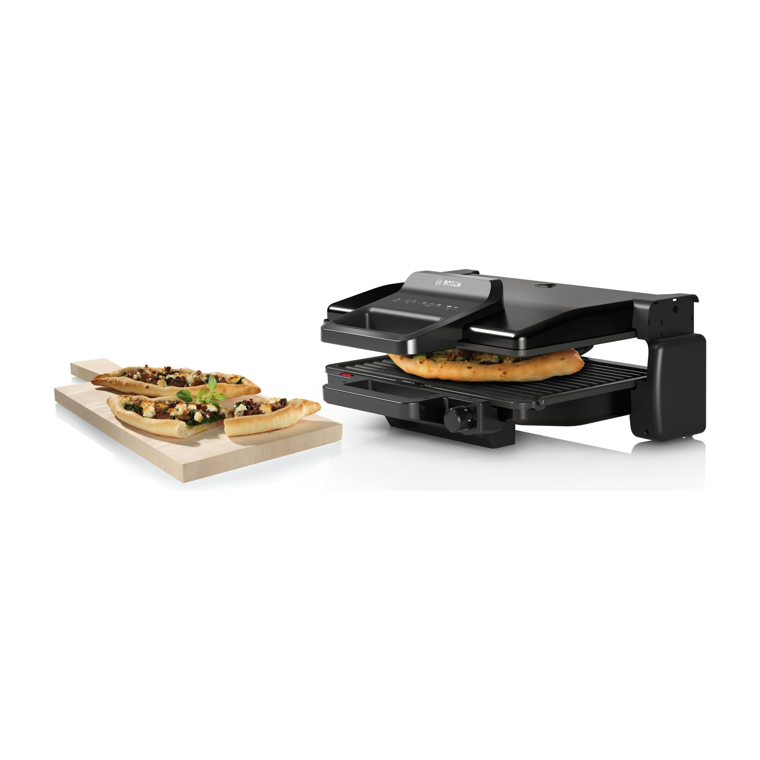 Griglia elettrica nera con pizza e tagliere in legno. Sfondo bianco.