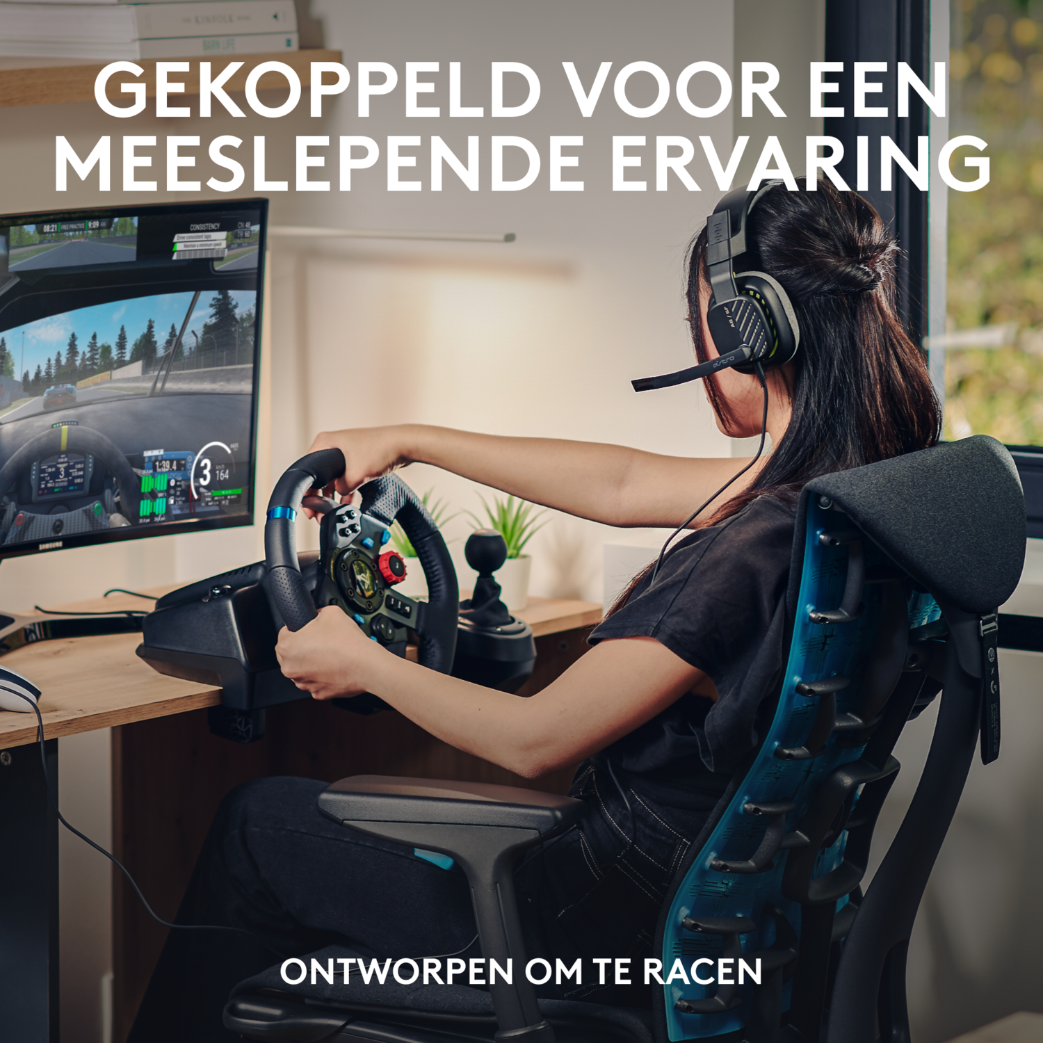 Close-up van iemands handen die een stuurwiel en versnellingspook vasthouden.