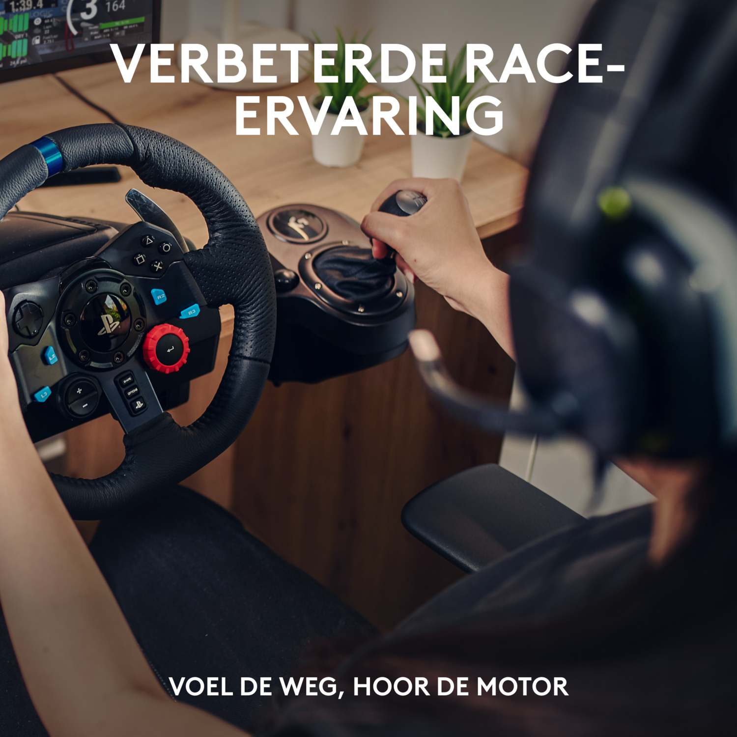 Man houdt een stuurwiel vast en speelt een autoracegame op een scherm.