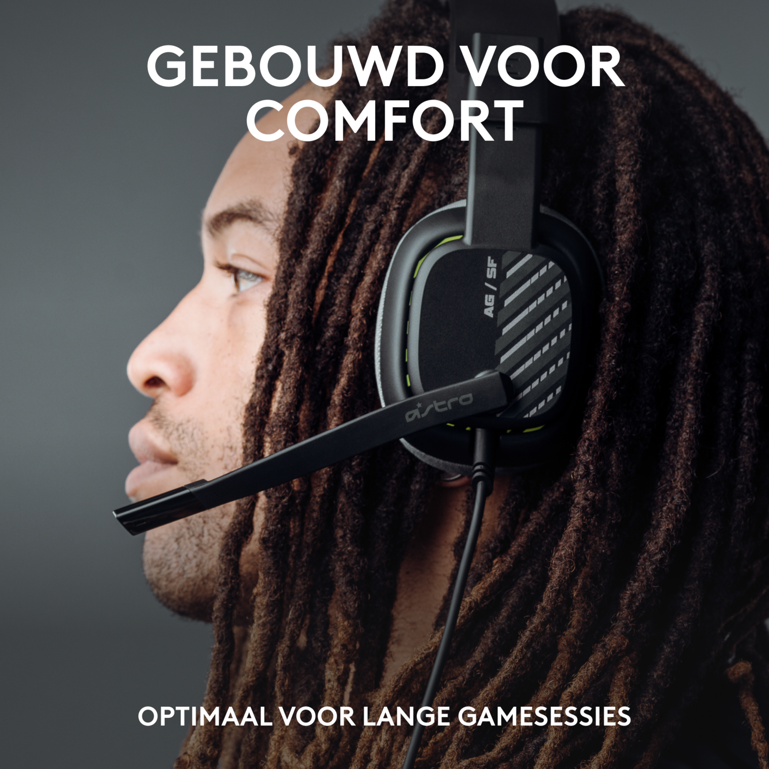 Close-up van een gaming headset met een microfoon en oorkussens.