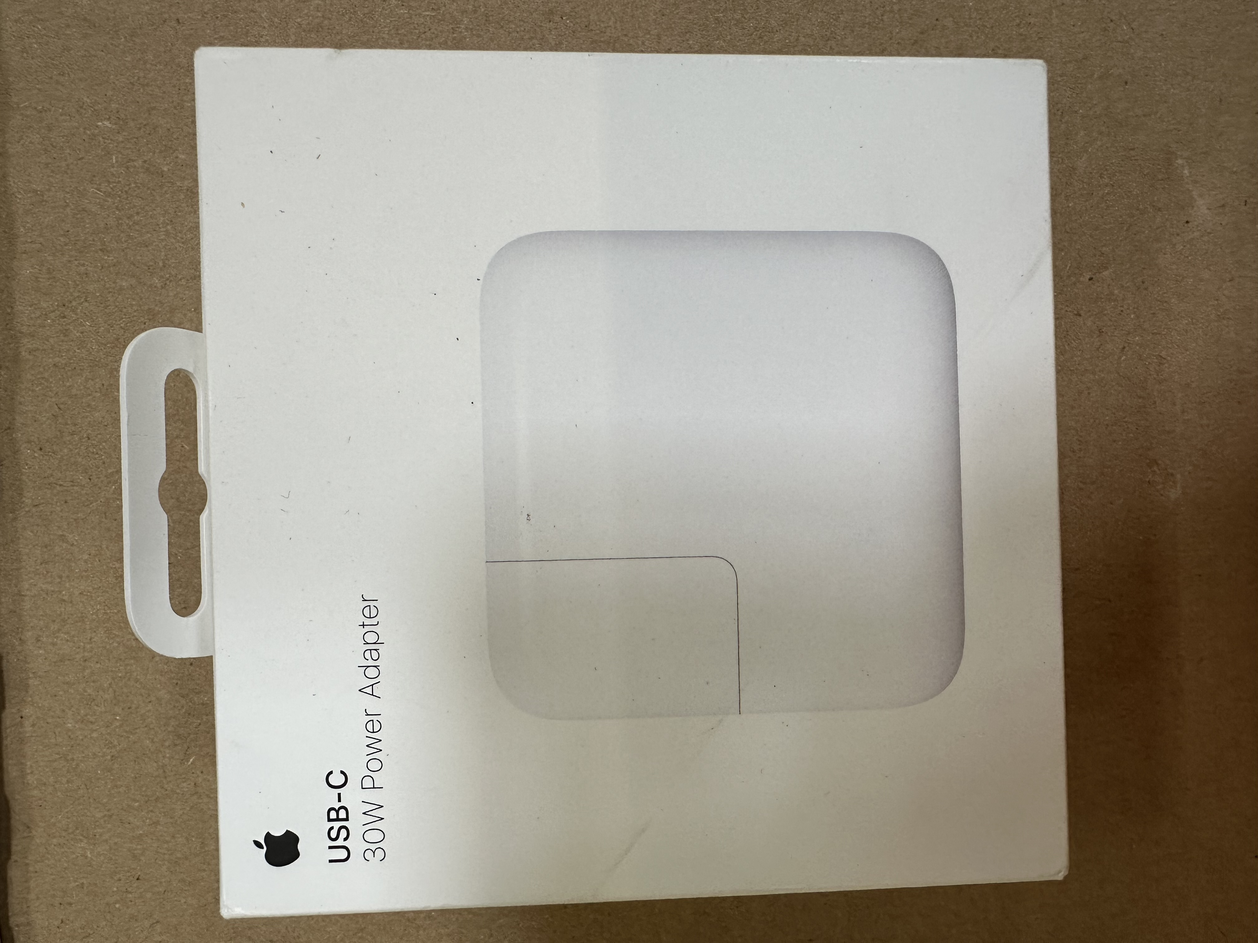 Białe pudełko z zasilaczem Apple USB-C 30W. Widoczne logo Apple i tekst.
