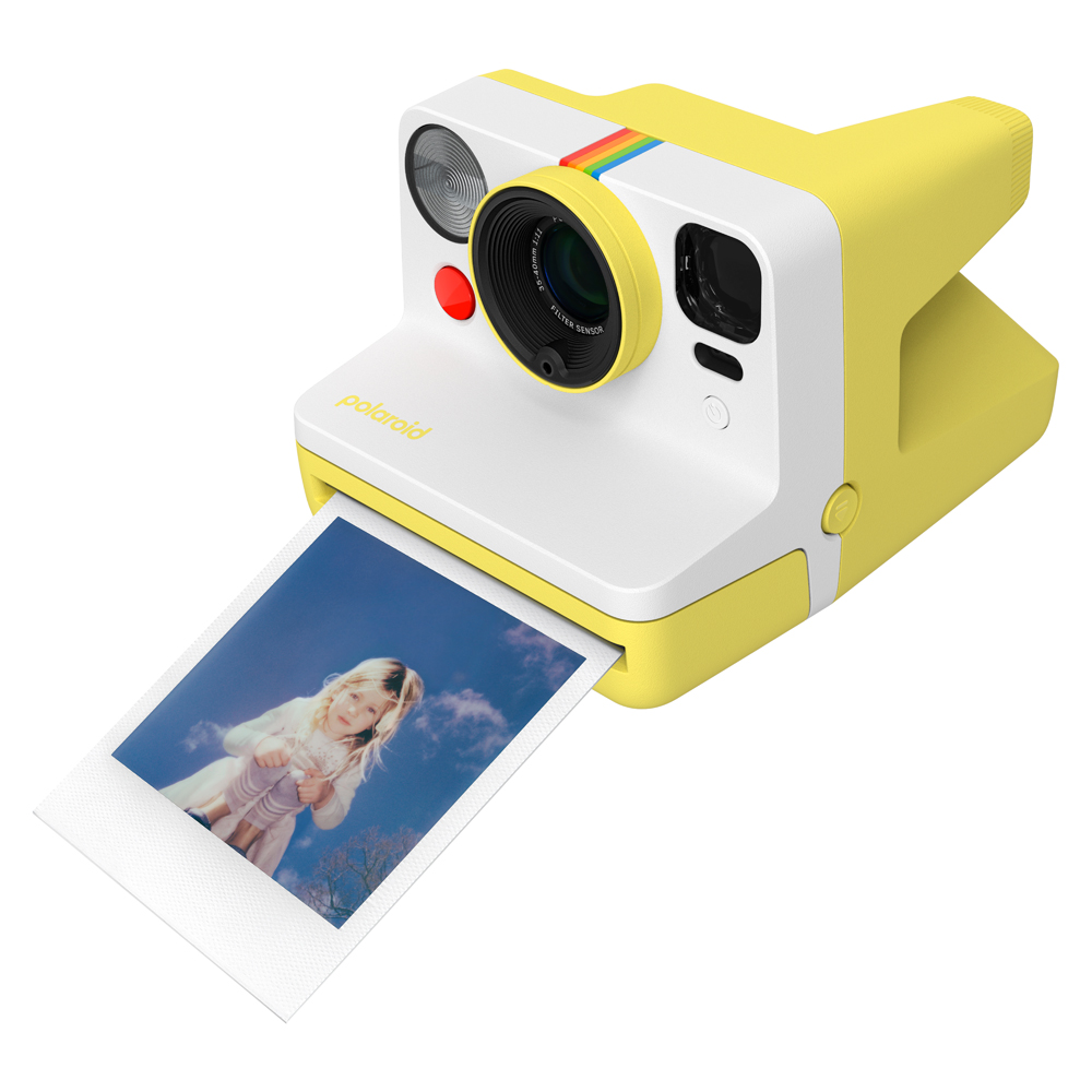 Gökkuşağı şeritli sarı ve beyaz Polaroid kamera, sarı bir kutuda.