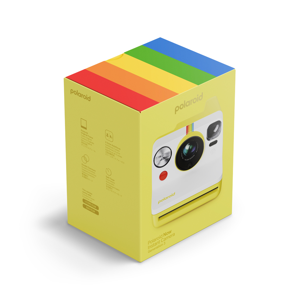 Gökkuşağı şeritli sarı ve beyaz Polaroid kameranın yakın çekimi.