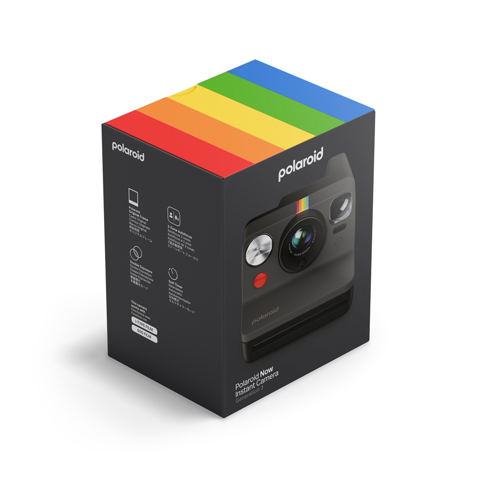 Gökkuşağı renklerine sahip Polaroid kamera kutusu, kamerayı ve özelliklerini beyaz bir arka planda gösteriyor.