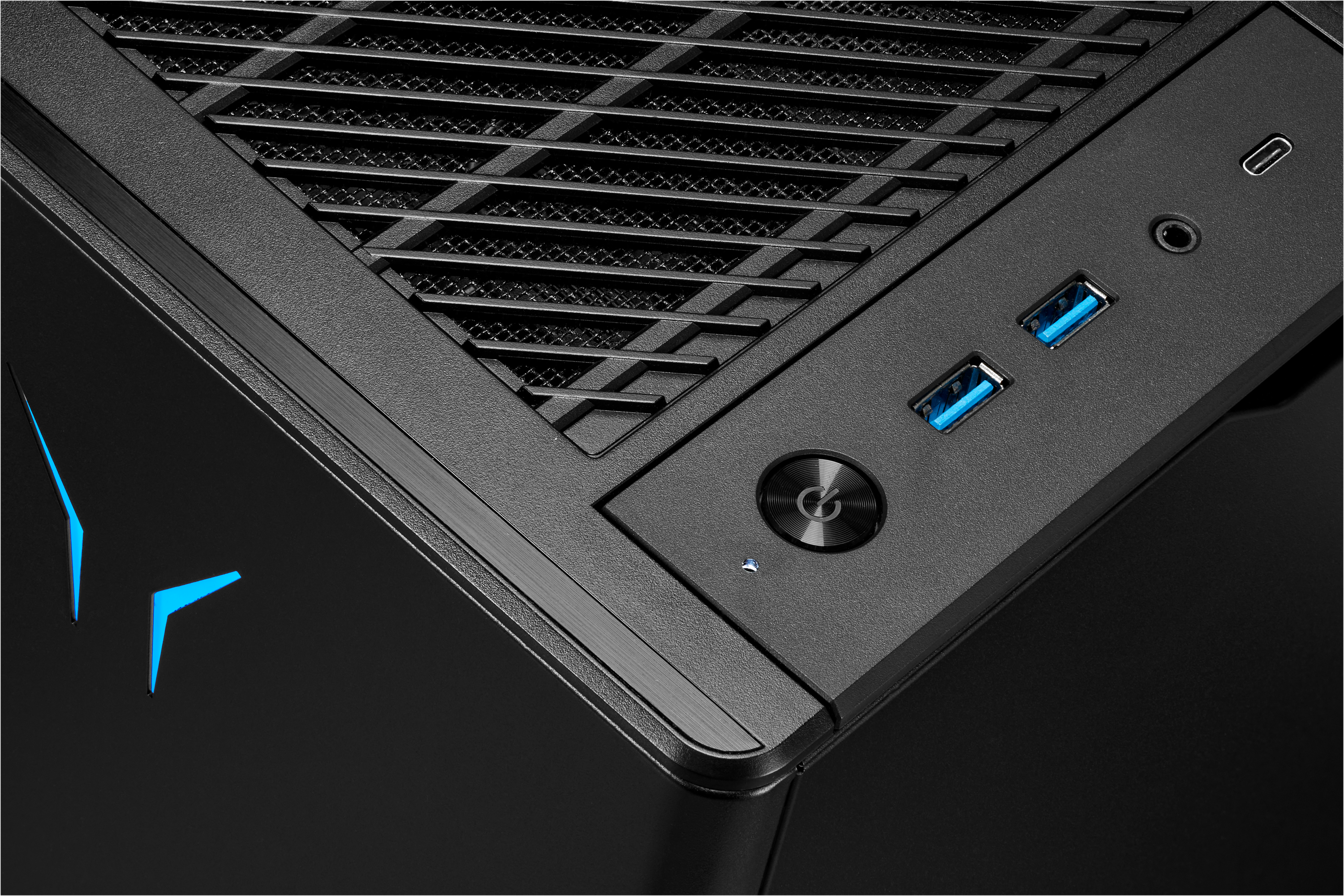 Nahaufnahme eines schwarzen Computergehäuses. Das Gehäuse hat USB-Anschlüsse, einen Einschaltknopf und ein blaues Logo.