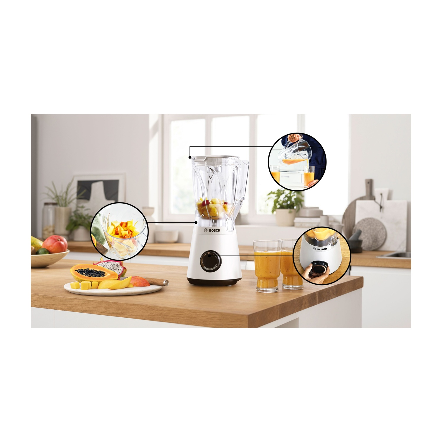 Frullatore bianco con frutta e succo. Dettagli di frutta, versamento di succo e interno del frullatore.