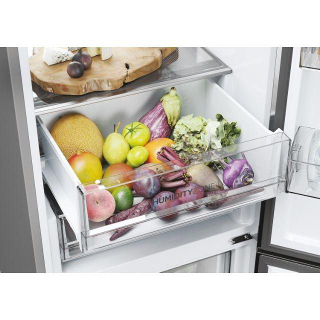 Eine Kühlschrank Schublade voller verschiedenem frischen Gemüse.
