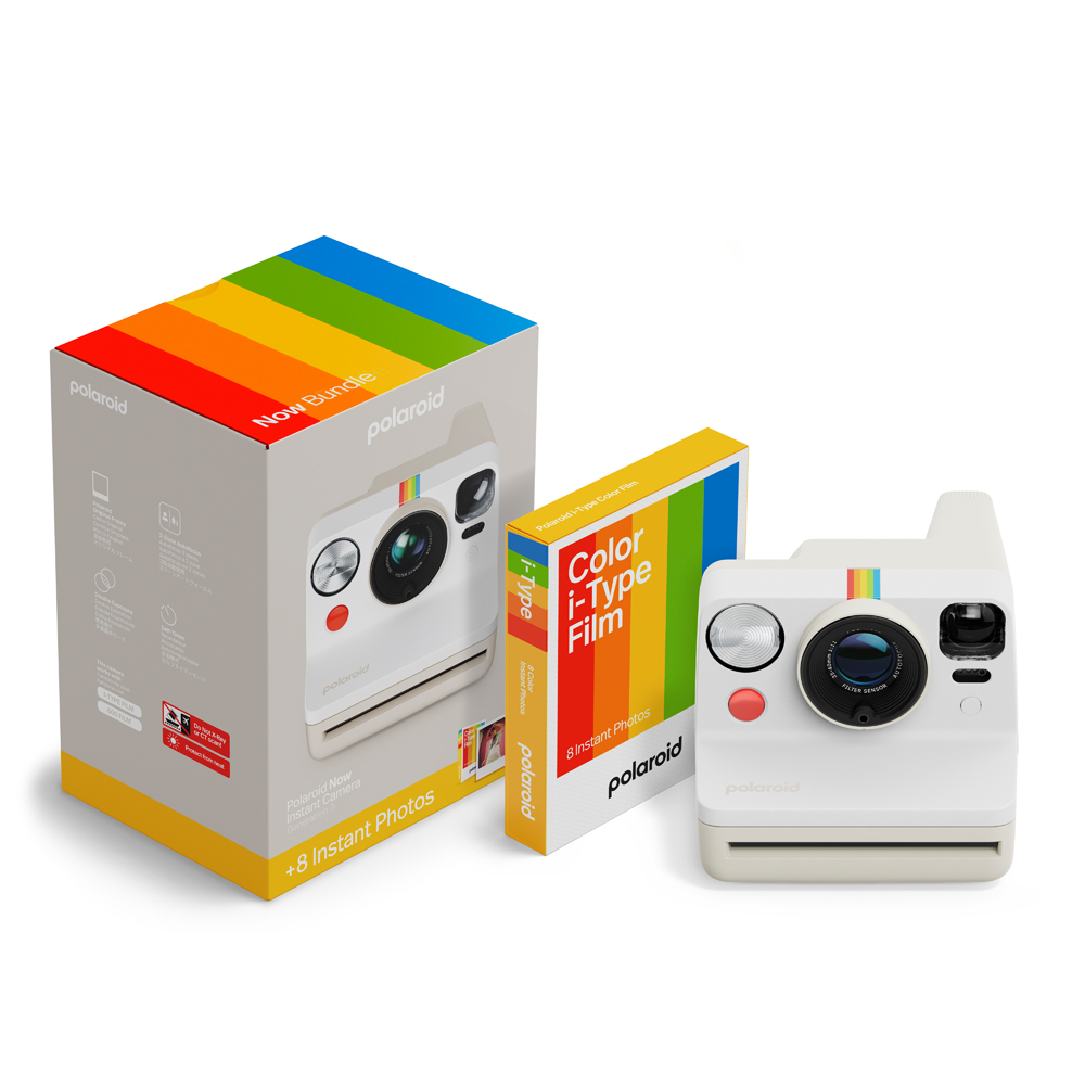 Ambalajlı Polaroid kamera. Bir kamera, bir kutu ve bir film paketi sergileniyor.
