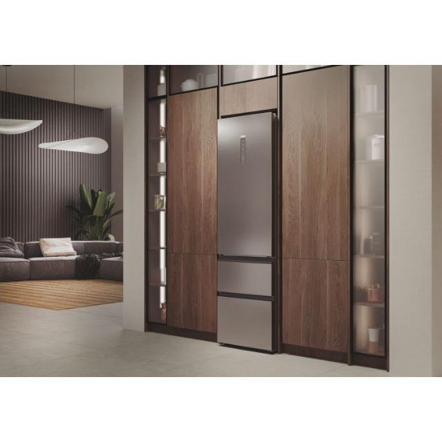Kühlschrank in einem Holzschrank, in einer modernen Küche. Der Kühlschrank ist geschlossen.