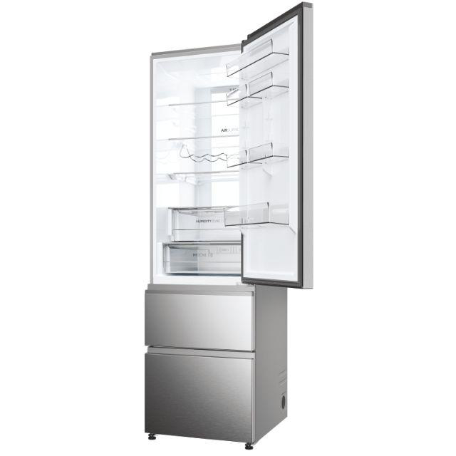 Ein Edelstahlkühlschrank mit offener Tür. Im Inneren befinden sich Regale und Schubladen. Der Kühlschrank steht vor weißem Hintergrund.