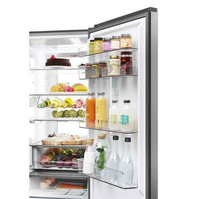 Kühlschrank-Innenraum: Essen und Getränke auf Regalen, darunter Kuchen, Flaschen und Käse.