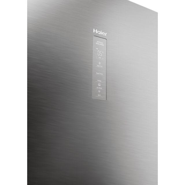 Silberne Kühlschranktür mit Display, Markenname Haier.