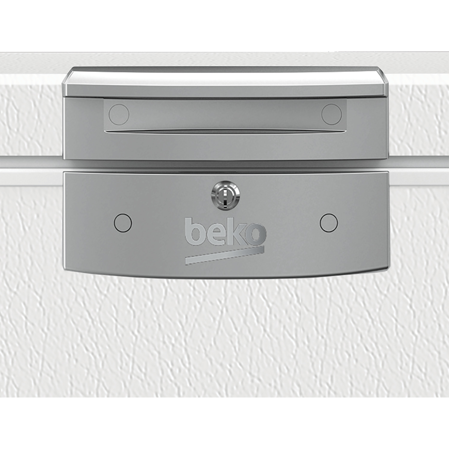 Gros plan sur un congélateur blanc avec une poignée et un panneau de porte argentés. La porte porte le logo 'beko'. Le fond est blanc.