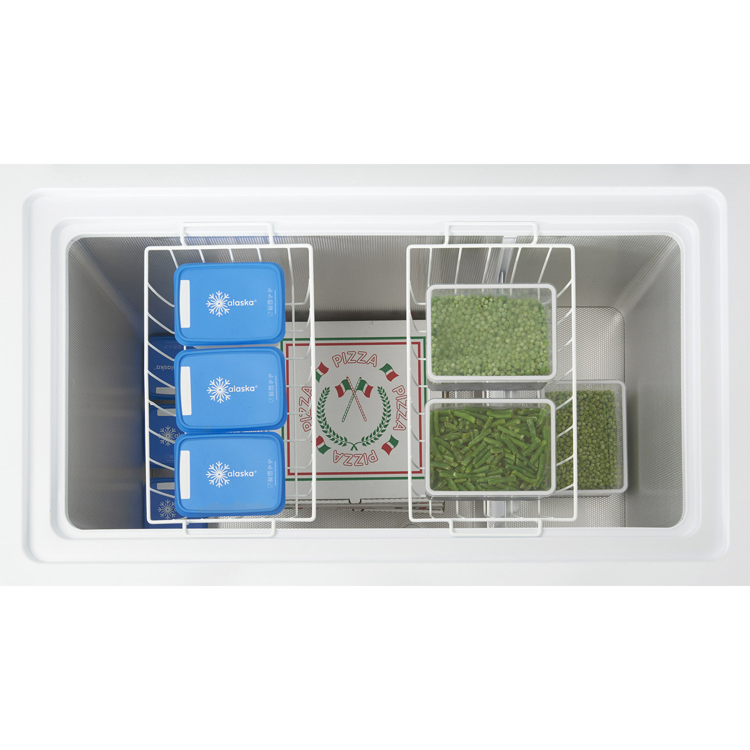 Intérieur de congélateur blanc avec des récipients de petits pois, de haricots verts et des blocs réfrigérants bleus. Une boîte à pizza est également présente.