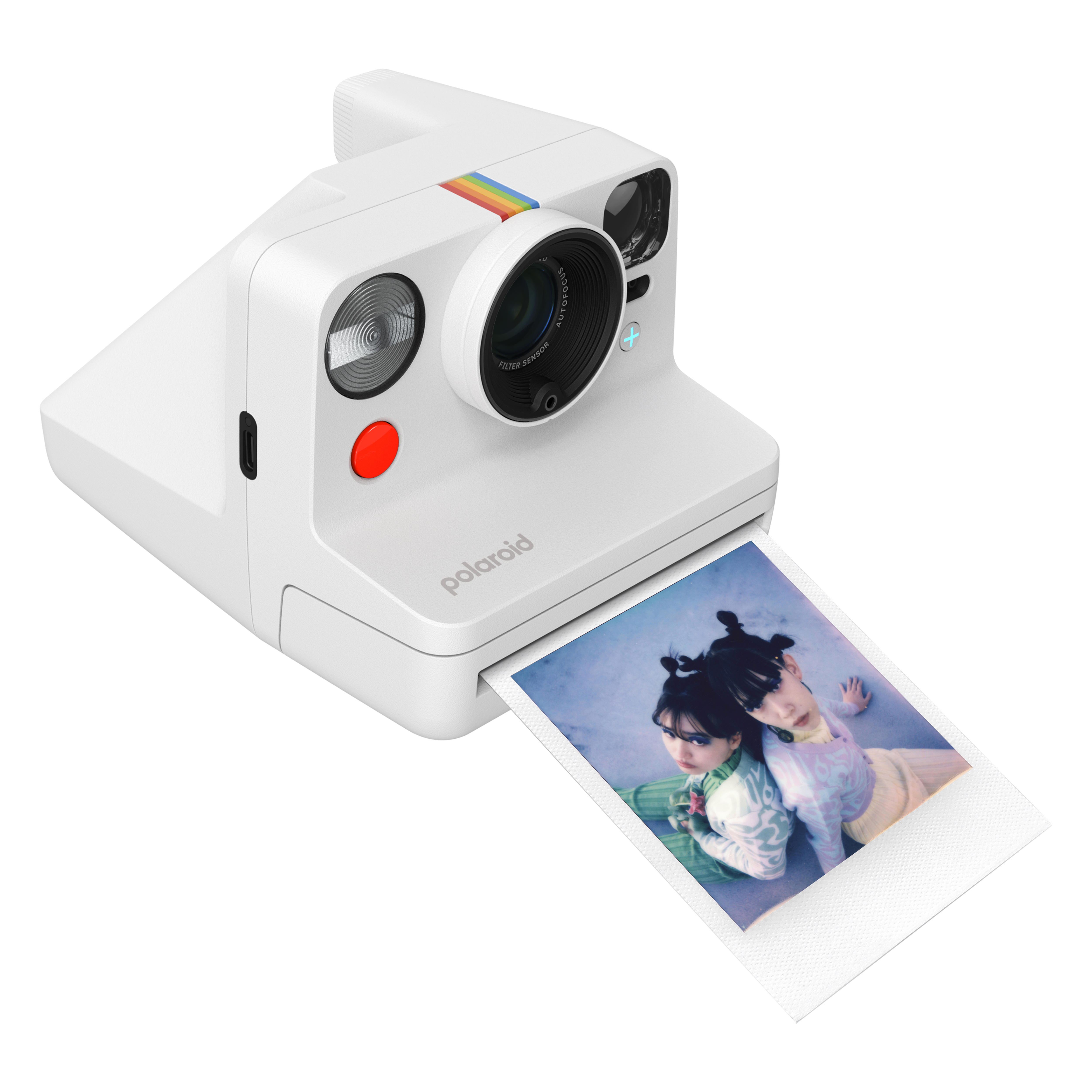 Bir Polaroid Now anında fotoğraf makinesi. Makine beyaz, gökkuşağı şeritli ve bir fotoğraf çıkıyor.