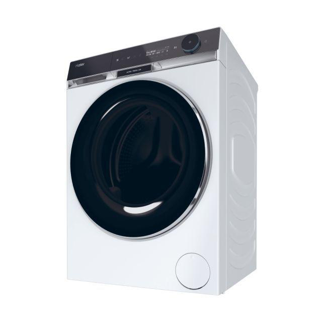 Weiße Haier Waschmaschine. Schwarze Tür mit silberner Umrandung. Graues Bedienfeld. Weißer Hintergrund.