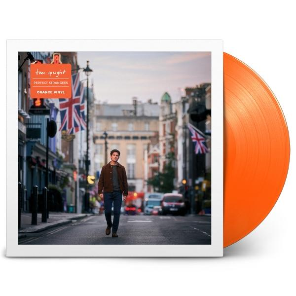 Albumcover mit einem Mann, der auf einer Straße mit britischen Flaggen geht, plus einer orangefarbenen Schallplatte.
