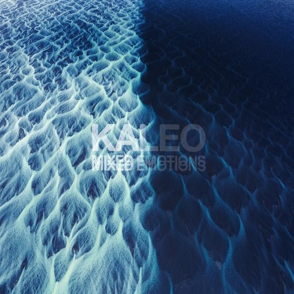 Luftaufnahme einer Landschaft mit Fluss. Hellblaue Muster links, dunkelblau rechts. Text 'KALEO' und 'MIXED EMOTIONS'.