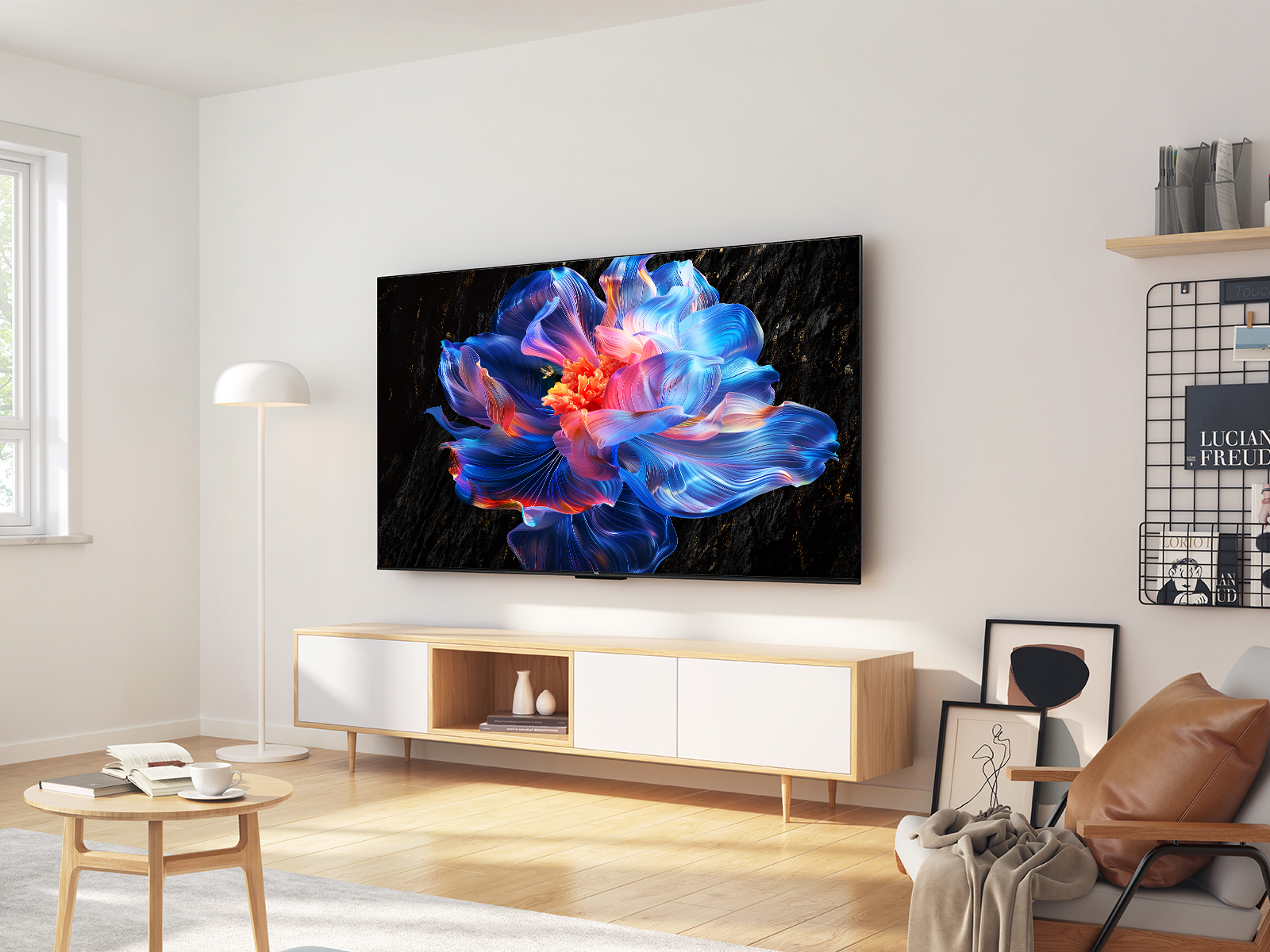 Salón con un televisor grande que muestra una imagen floral colorida, montado en la pared.