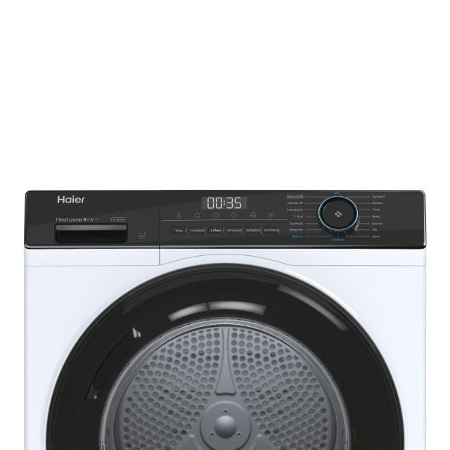 Ein weißer Haier-Trockner mit schwarzem Bedienfeld, das 00:35 anzeigt. Die Trocknertür ist schwarz und rund mit einem Metallgitter.