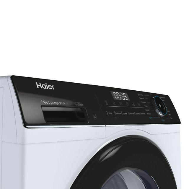 Nahaufnahme einer weißen Haier Waschmaschine mit schwarzem Bedienfeld. Digitalanzeige zeigt '00:35'. Die Tür ist schwarz.