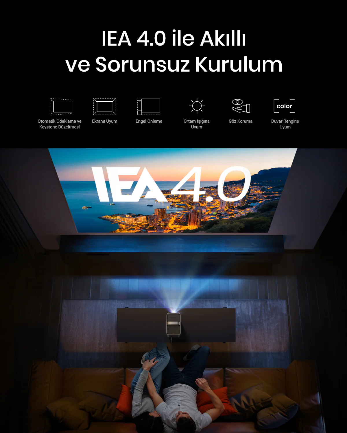 Bir projektör, bir şehir manzarasını bir ekrana yansıtır. Aşağıda bir çift kanepeye uzanmış.
