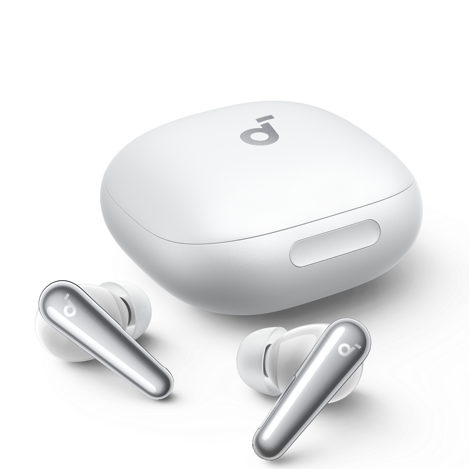 Witte oordopjes met zilveren stelen en een witte oplaadcase. Op een wit oppervlak.