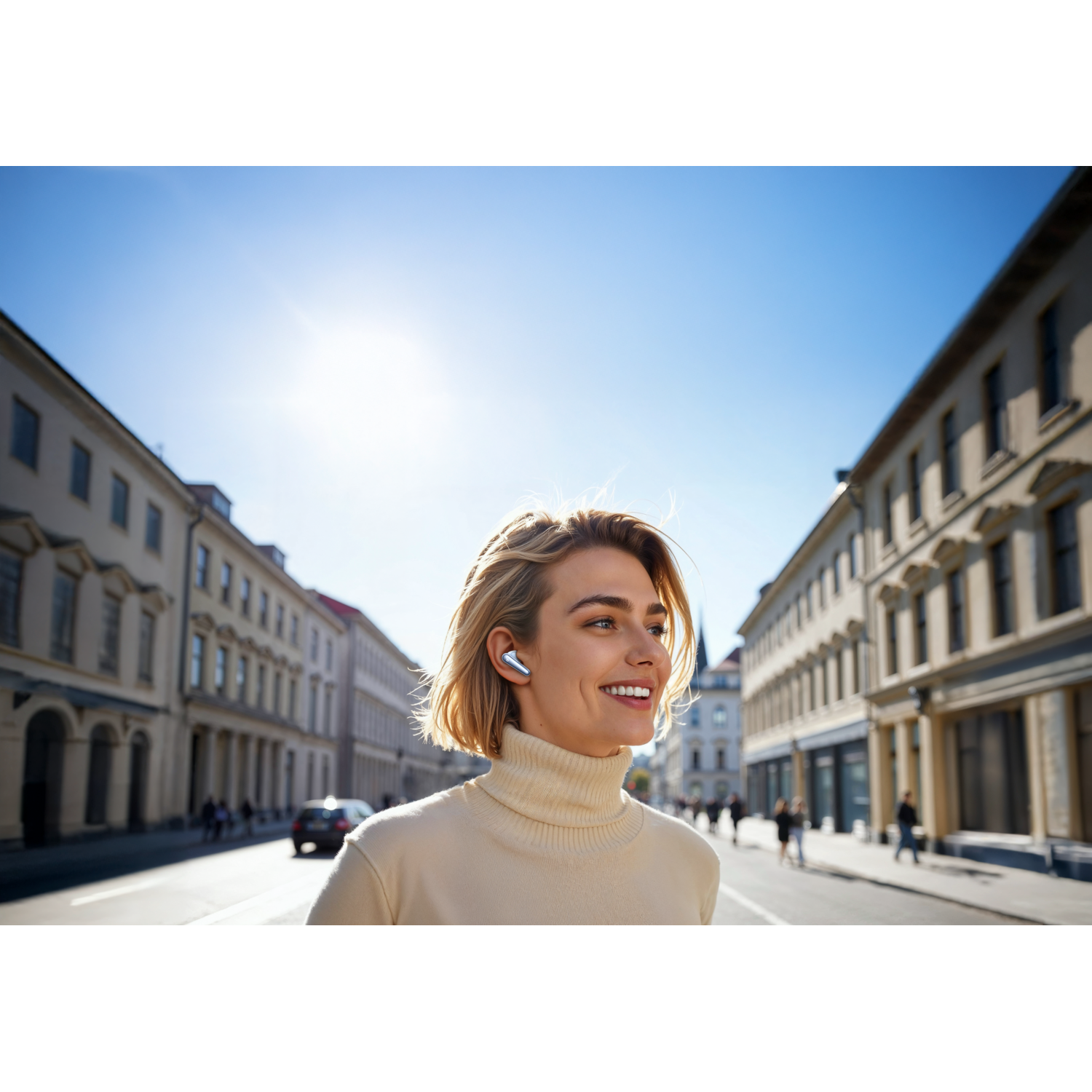 Vrouw met oortelefoons. De achtergrond is een stadsstraat. De zon schijnt.