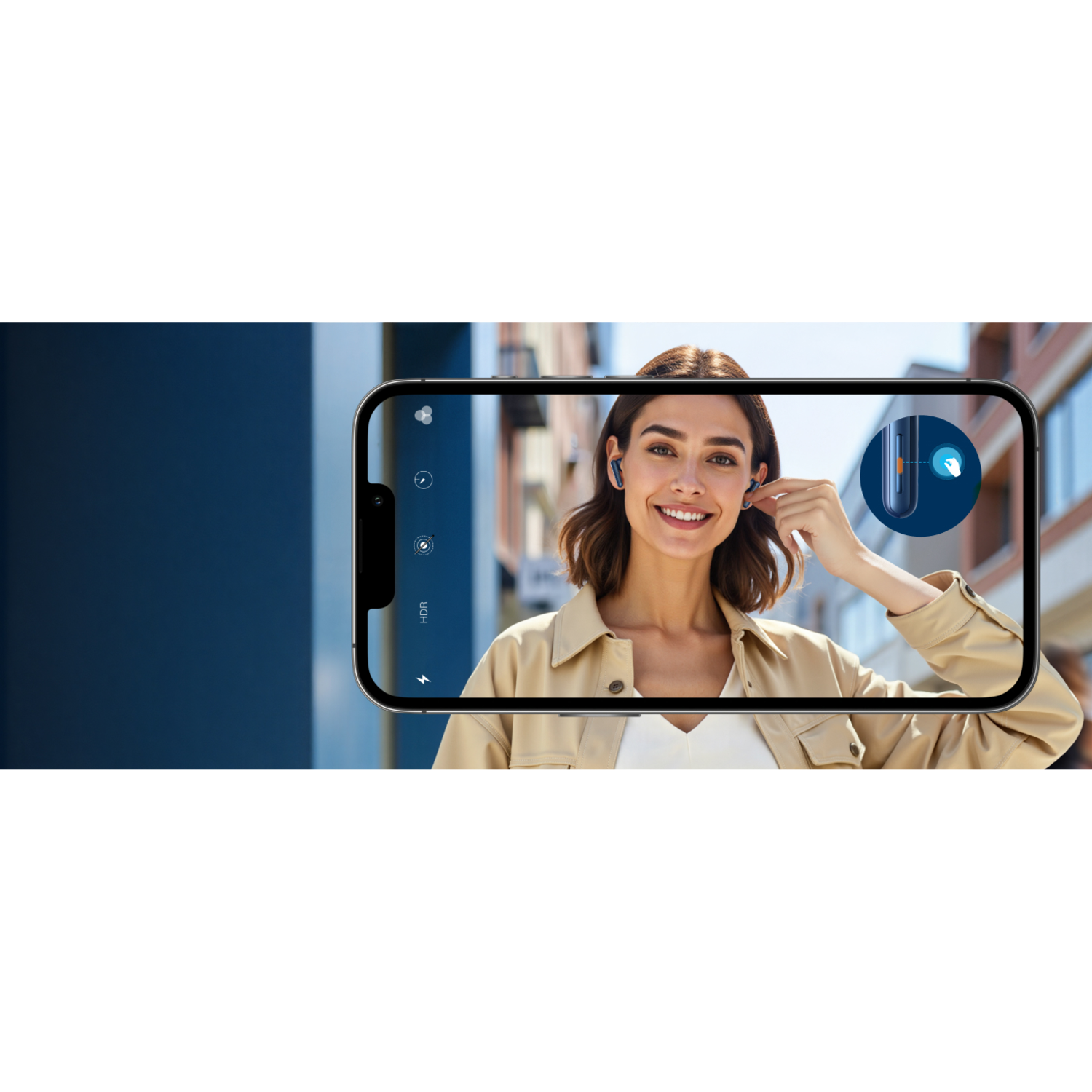 Vrouw maakt foto met telefoon die oortelefoons laat zien. Oortelefoons zitten in haar oren.