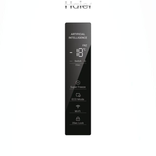 Schwarzes Haier-Kühlschrank-Bedienfeld. Zeigt '-18°C', 'Super Freeze', 'ECO Mode', 'Wi-Fi' und '3Sec. Lock' Optionen an.