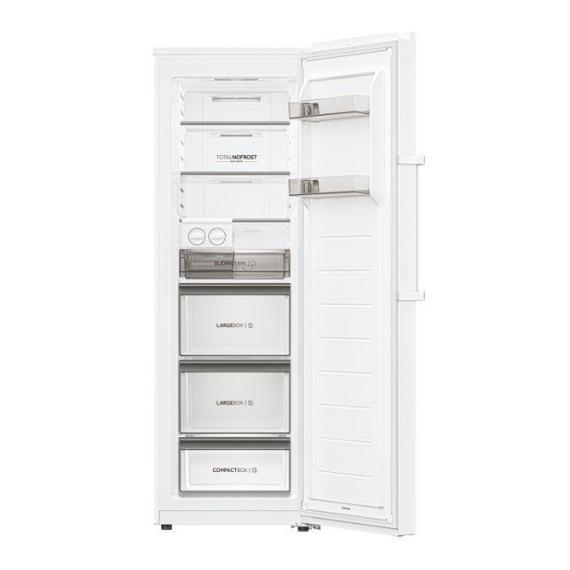 Weißer Kühlschrank mit offener Tür. Innenraum zeigt Fächer, Schubladen und Regale. Die Tür ist rechts.