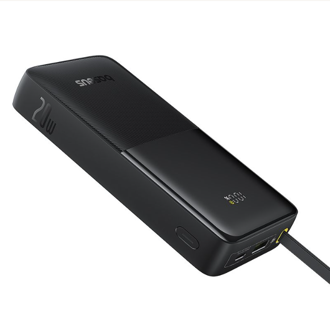 Şarj yüzdesini gösteren dijital ekranlı siyah bir Baseus powerbank.