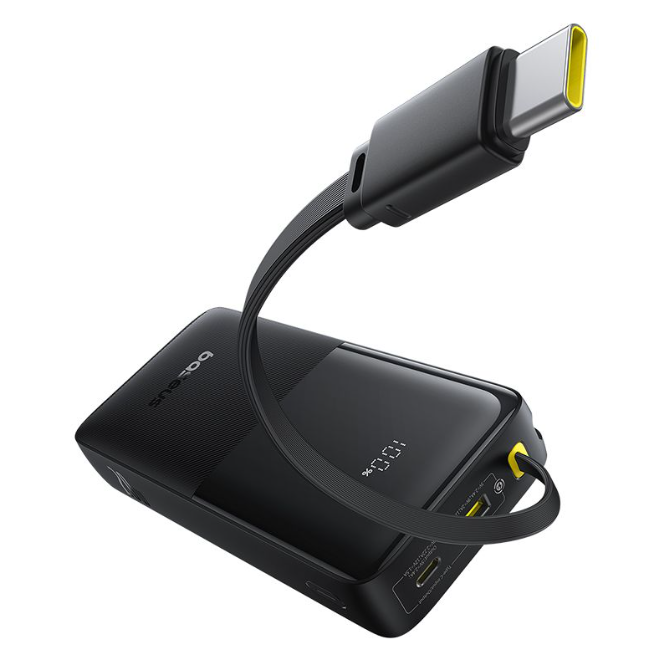 Siyah kablolu ve sarı USB-C konektörlü siyah bir Baseus powerbank.