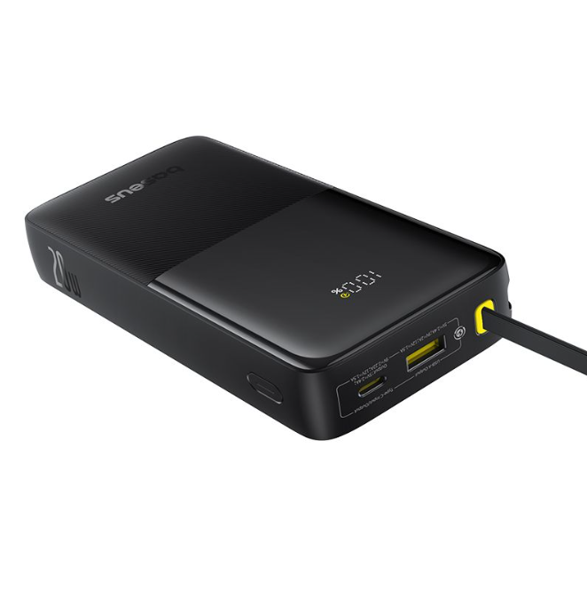 Sarı kablolu ve yan tarafında USB portları görünen siyah bir Baseus powerbank.