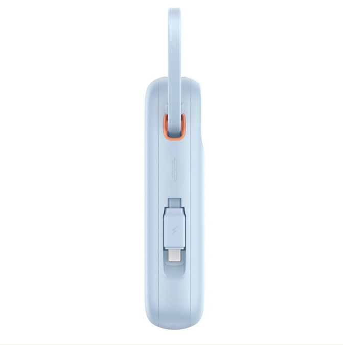 Saplı açık mavi bir powerbank. Turuncu bir vurgusu ve bir USB-C bağlantı noktası var.