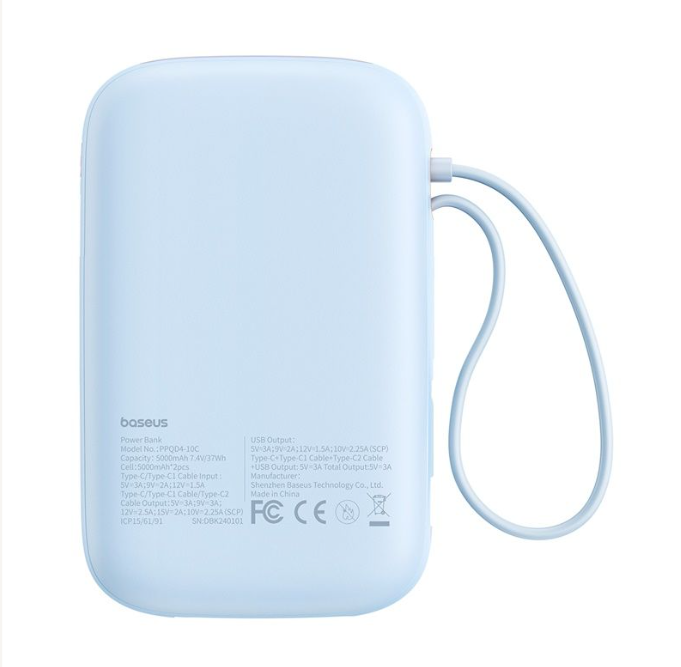 Açık mavi powerbank'in arkası, özellikler gösteriyor. Kayışı var.