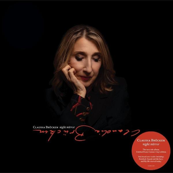 Albumcover von Claudia Brücken. Frau mit Hand am Kinn, blickt nach unten. Roter Text und Aufkleber, schwarzer Hintergrund.
