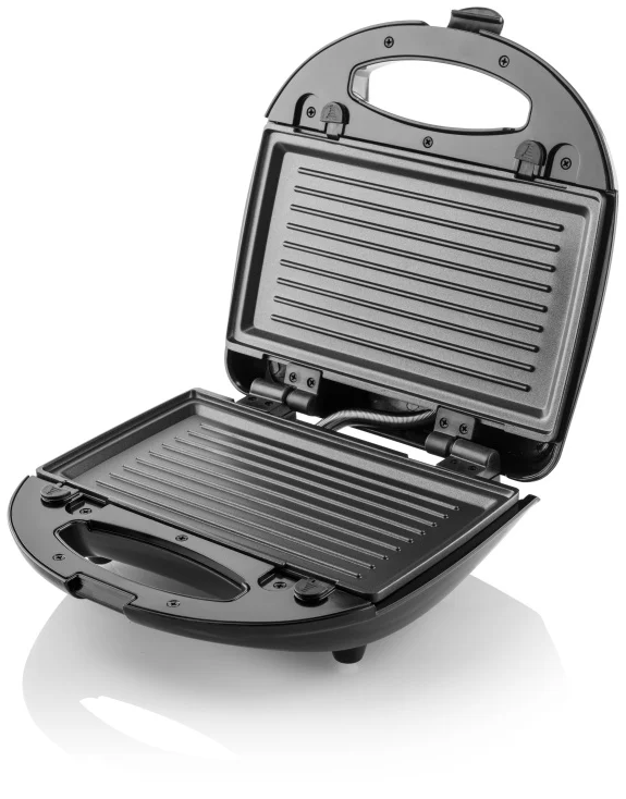 Grill nyitva, fekete. Lapos grillsütő lapok láthatók belül.