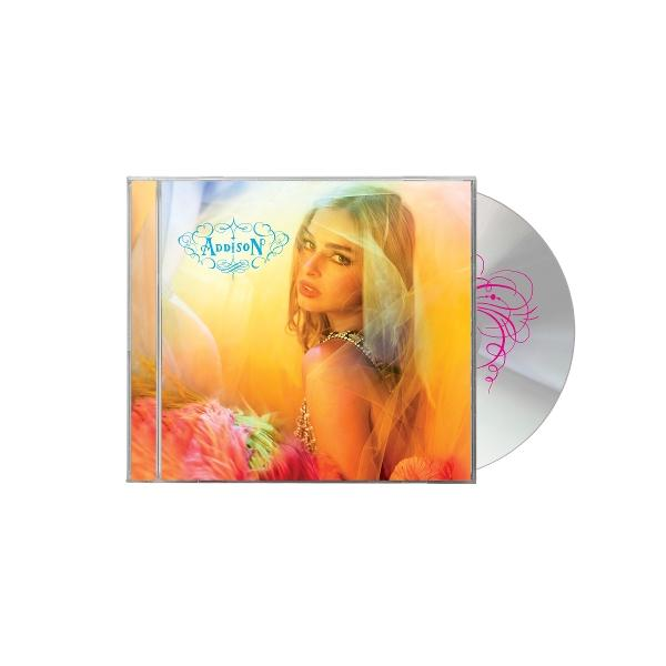 CD-Cover von Addison. Frau mit blonden Haaren. CD hat ein rosa Design. Der Hintergrund ist gelb und rosa verschwommen.