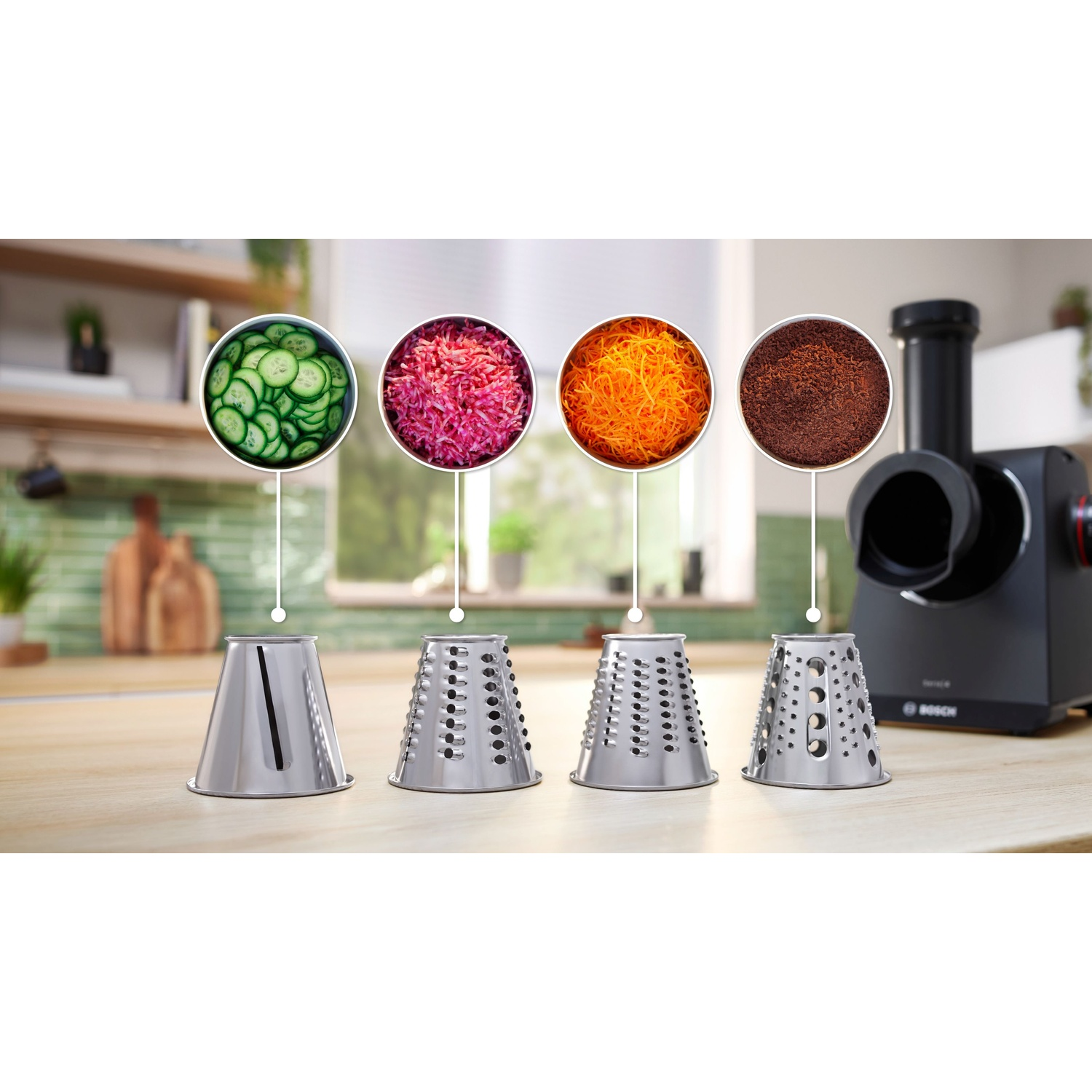 Un robot da cucina con quattro lame diverse. Ogni lama mostra diverse verdure a fette. Un robot nero a destra.