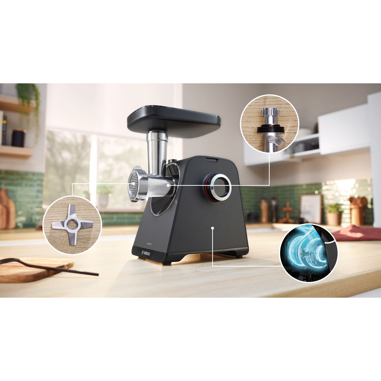 Un robot da cucina nero con un primo piano della lama, degli ingranaggi e dell'apparecchio. Il marchio è Bosch.