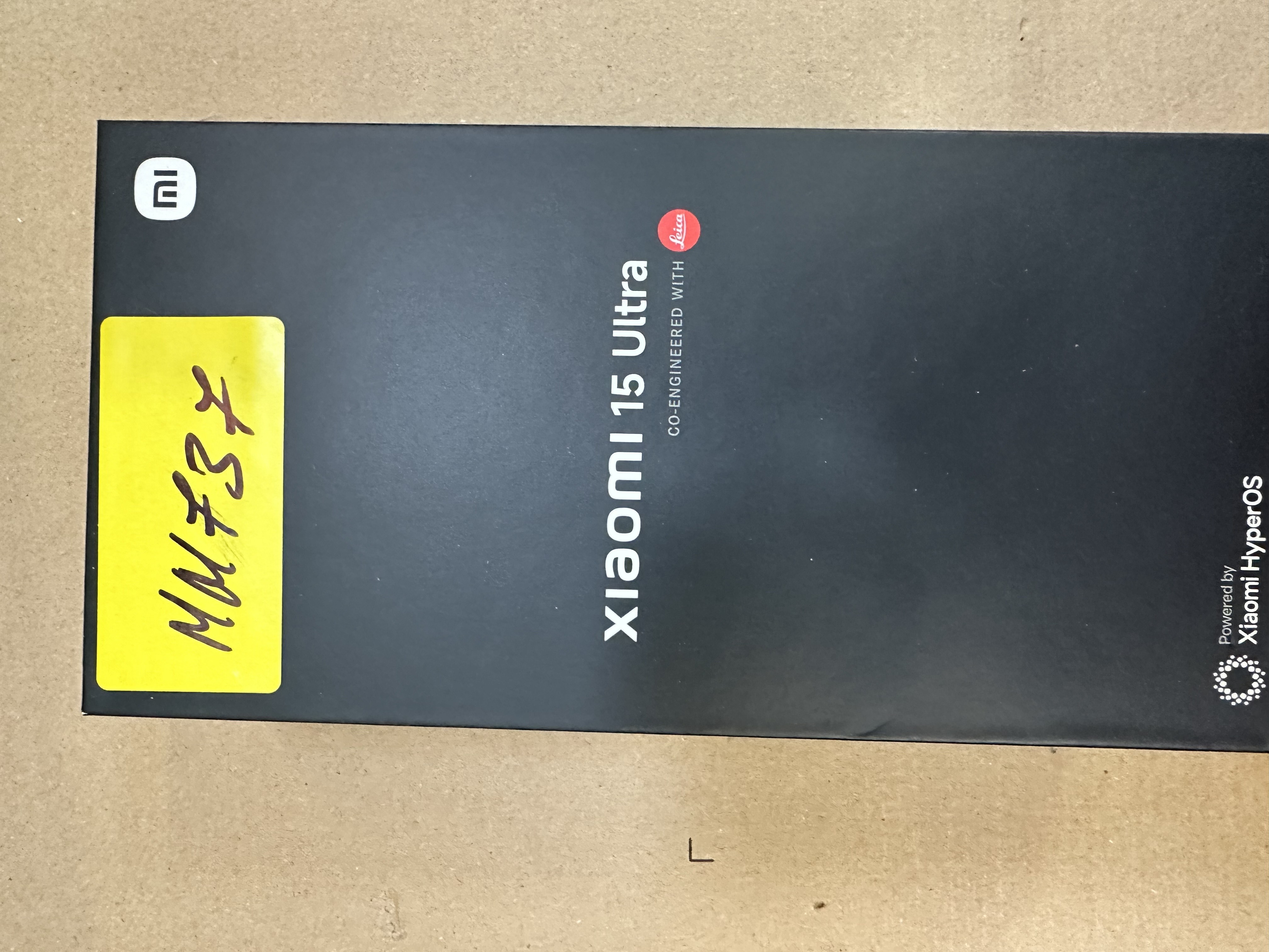 Telefon Xiaomi 15 Ultra w czarnym pudełku z marką Leica.